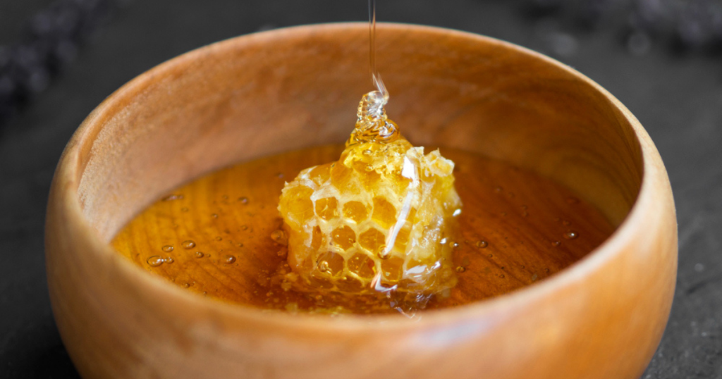 خلطة العسل وغذاء ملكات النحل وحبوب اللقاح والجنسنج